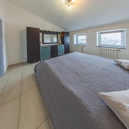 Apartment Mansard Antonovicha 4 *